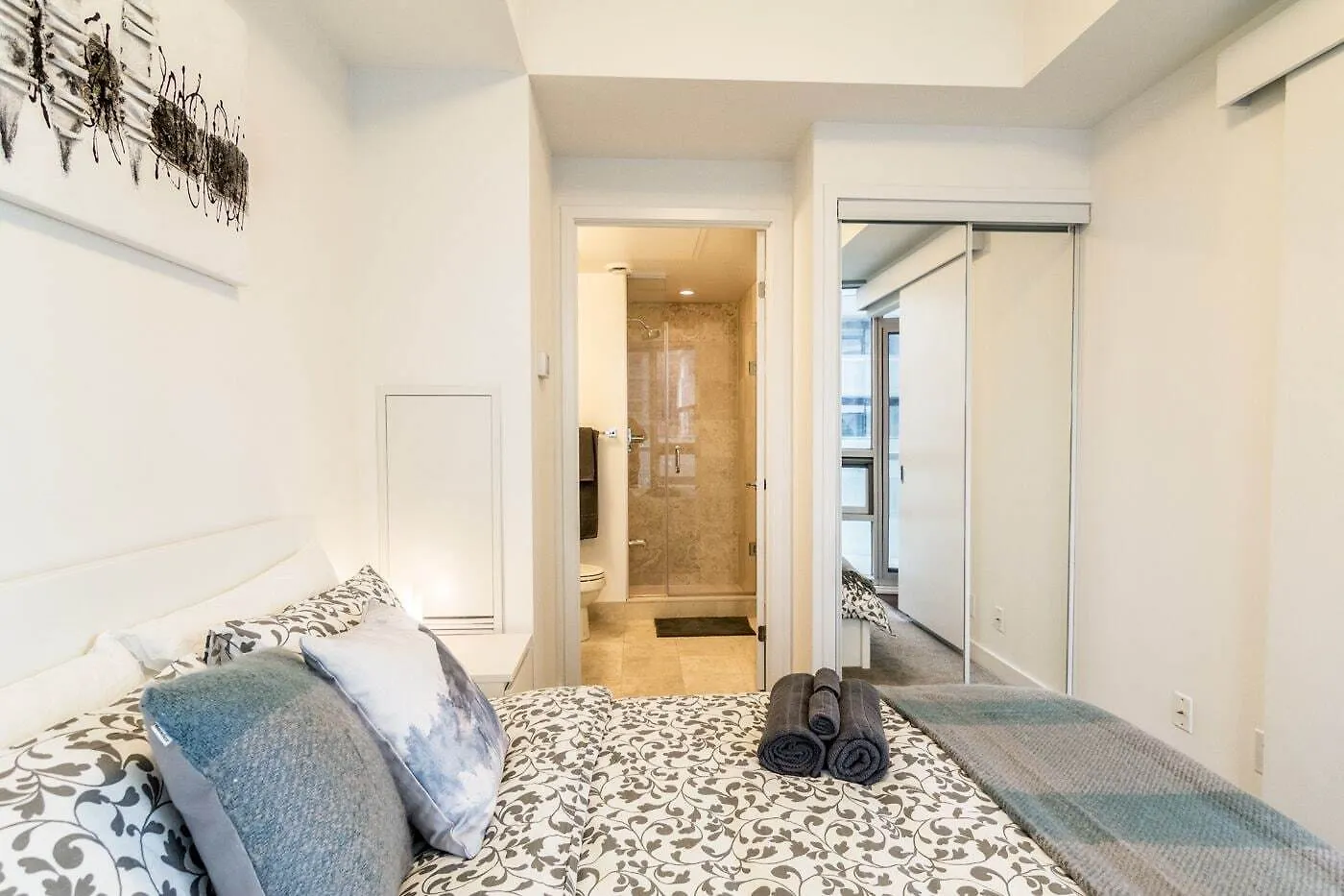 Aoc Suites - Two Bedroom Condo - City/Cn Tower View Apartment Toronto