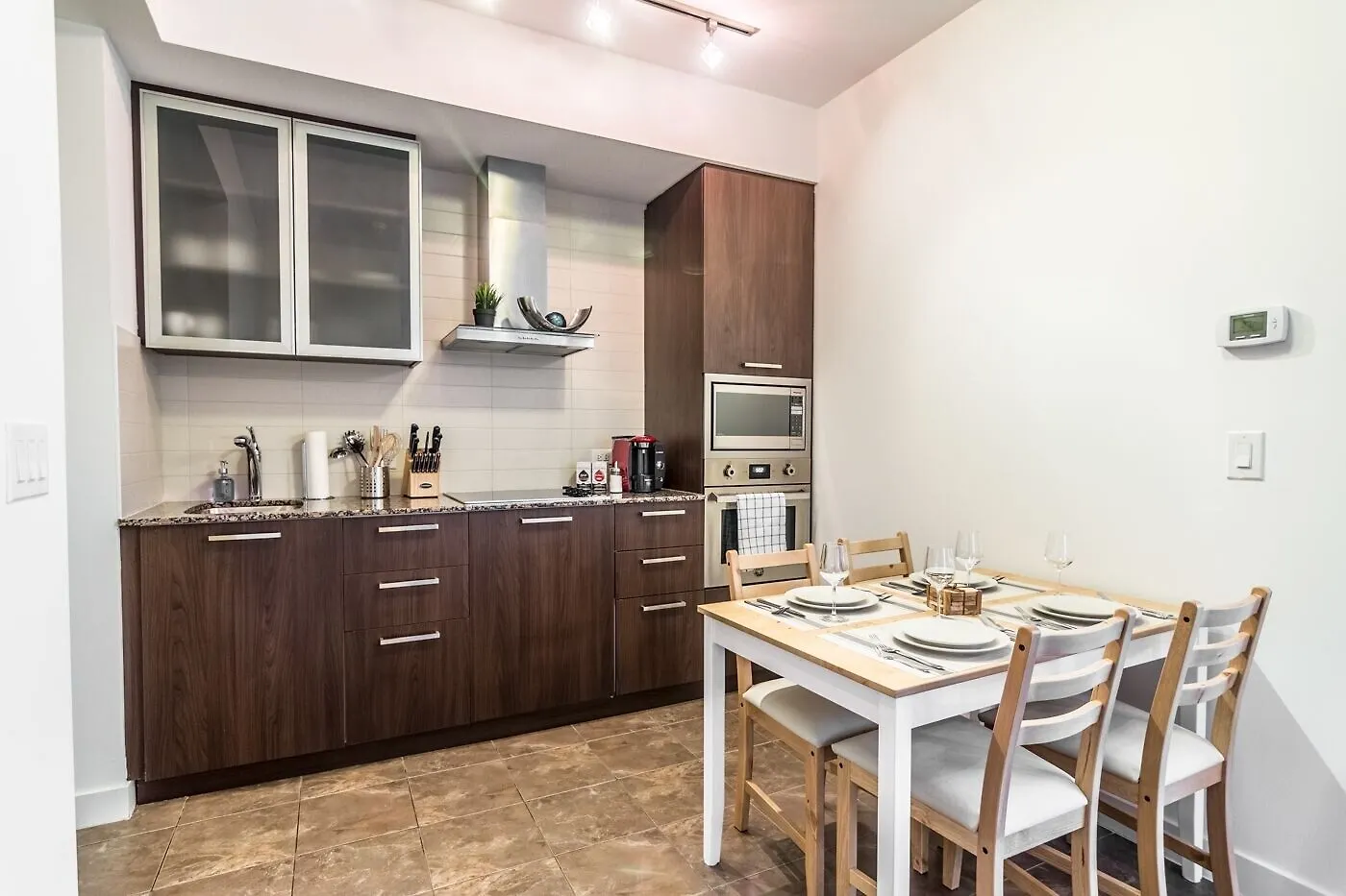 Aoc Suites - Two Bedroom Condo - City/Cn Tower View Canada