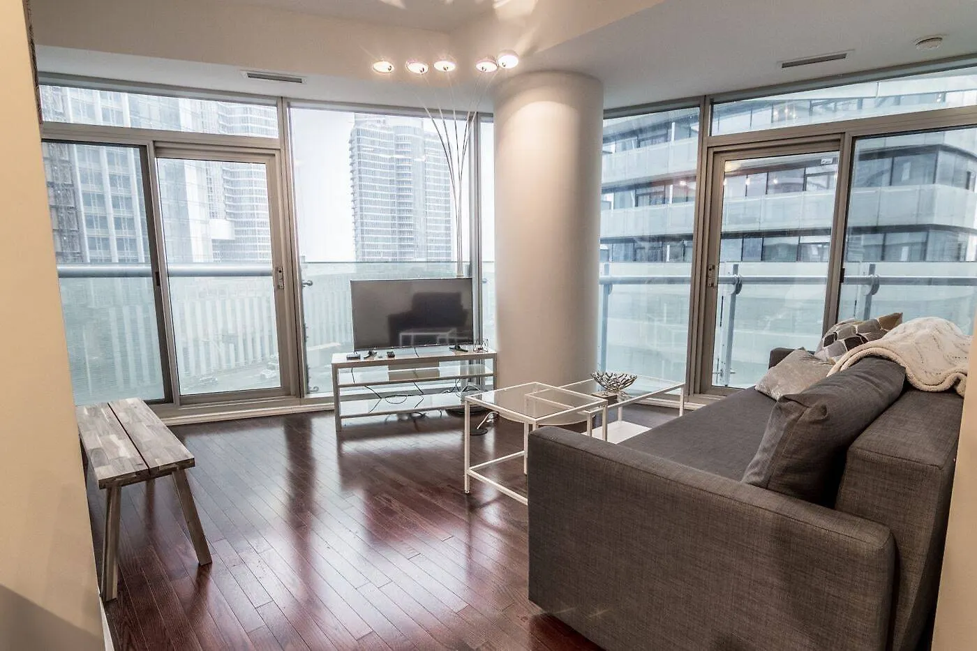 Aoc Suites - Two Bedroom Condo - City/Cn Tower View Toronto